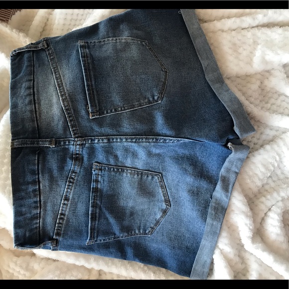 These are No boundaries, Stone wash denim shorts - Picture 4 of 5